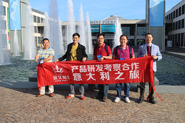 九洲国际官网-相信品牌力量瓷砖品牌董事长（中）带队欧州调查
