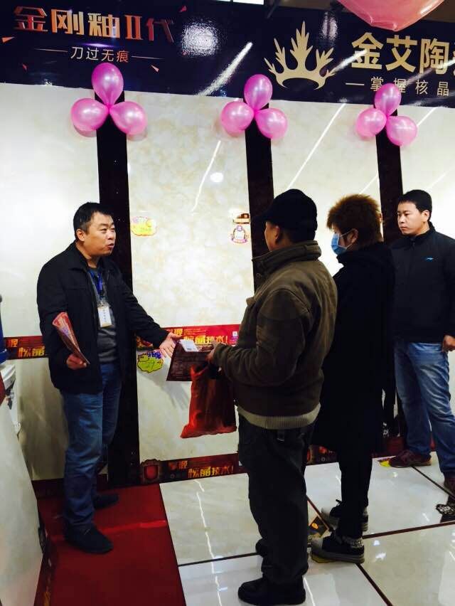 九洲国际官网-相信品牌力量瓷砖工作人员向顾客介绍产品