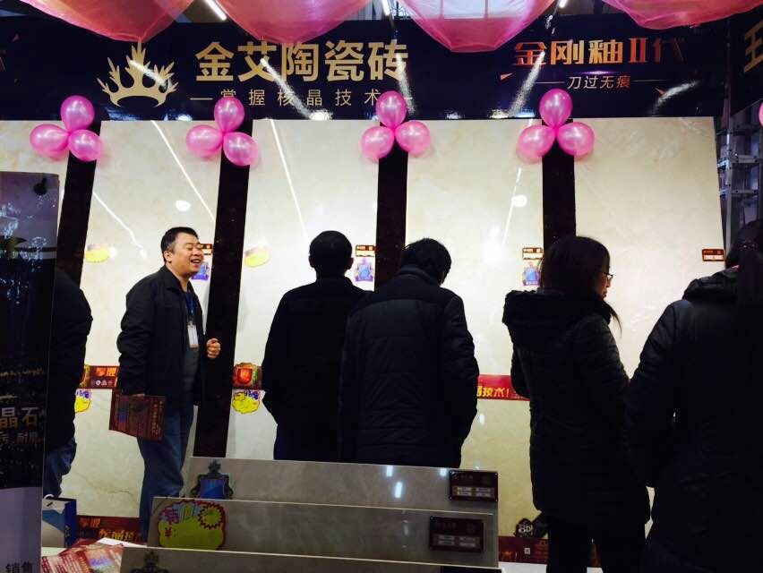 九洲国际官网-相信品牌力量瓷砖工作人员与顾客交谈