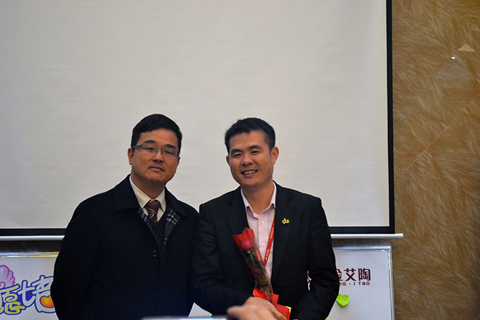 九洲国际官网-相信品牌力量瓷砖董事长刘鸿祥为2015年董事长出格奖（王宏城）颁奖