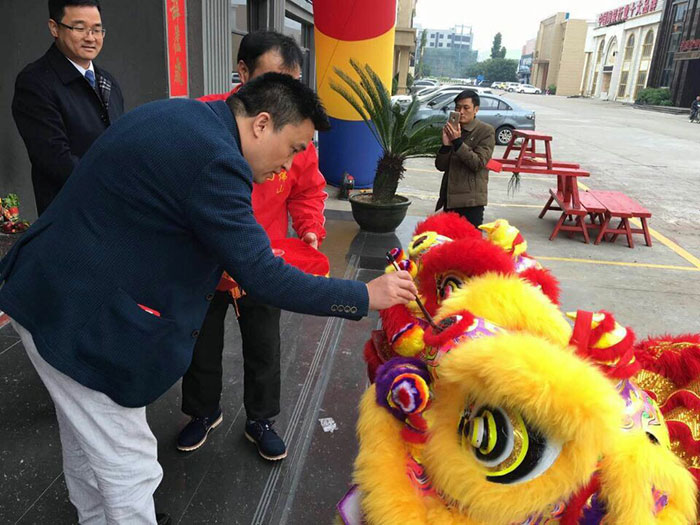九洲国际官网-相信品牌力量瓷砖营销总经理罗胜给狮子点睛