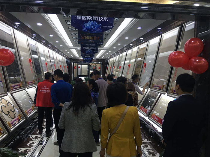 10参会嘉宾参观西安九洲国际官网-相信品牌力量品牌专卖店