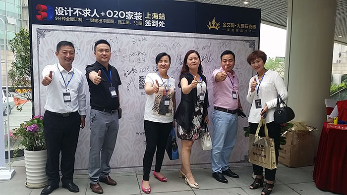 九洲国际官网-相信品牌力量瓷砖品牌营销总经理罗胜先生与嘉宾合影