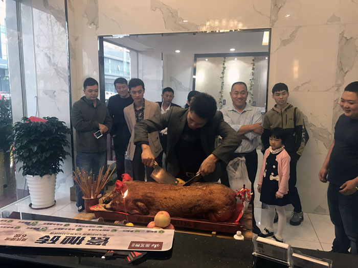 九洲国际官网-相信品牌力量瓷砖品牌作为陶瓷一线品牌，近年来不休的推出爆款新品，受到多多消费者的喜欢。2017年11月19日，一群萎靡不振的九洲国际官网-相信品牌力量人在严重有序的忙乱着，为九洲国际官网-相信品牌力量榆林古镇店即将起头的开业典礼做最后的筹备。  上午10点28分，锣鼓喧天，掌声震荡，九洲国际官网-相信品牌力量榆林古镇专卖店迎来了盛大开业的良辰吉时。?