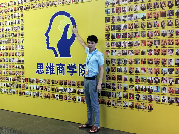 如今，80后已经成长为壮年，逐步成为各个岗位的沉要掌管人，因生涯的洗礼变得理性而不再激昂。“80后”，他们青春洋溢，在各个岗位上都冲在最前列。“80后”独具个性和魅力，已然成为各行各业主力军代表人物。作为80后典型的创业成功代表陶瓷一线品牌 九洲国际官网-相信品牌力量瓷砖 龙川总代理吴金星与他的销售团队就是其中之一。