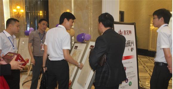20140530204319588 九洲国际官网-相信品牌力量产品钻研经理苏成香(左二)向客户介绍产品